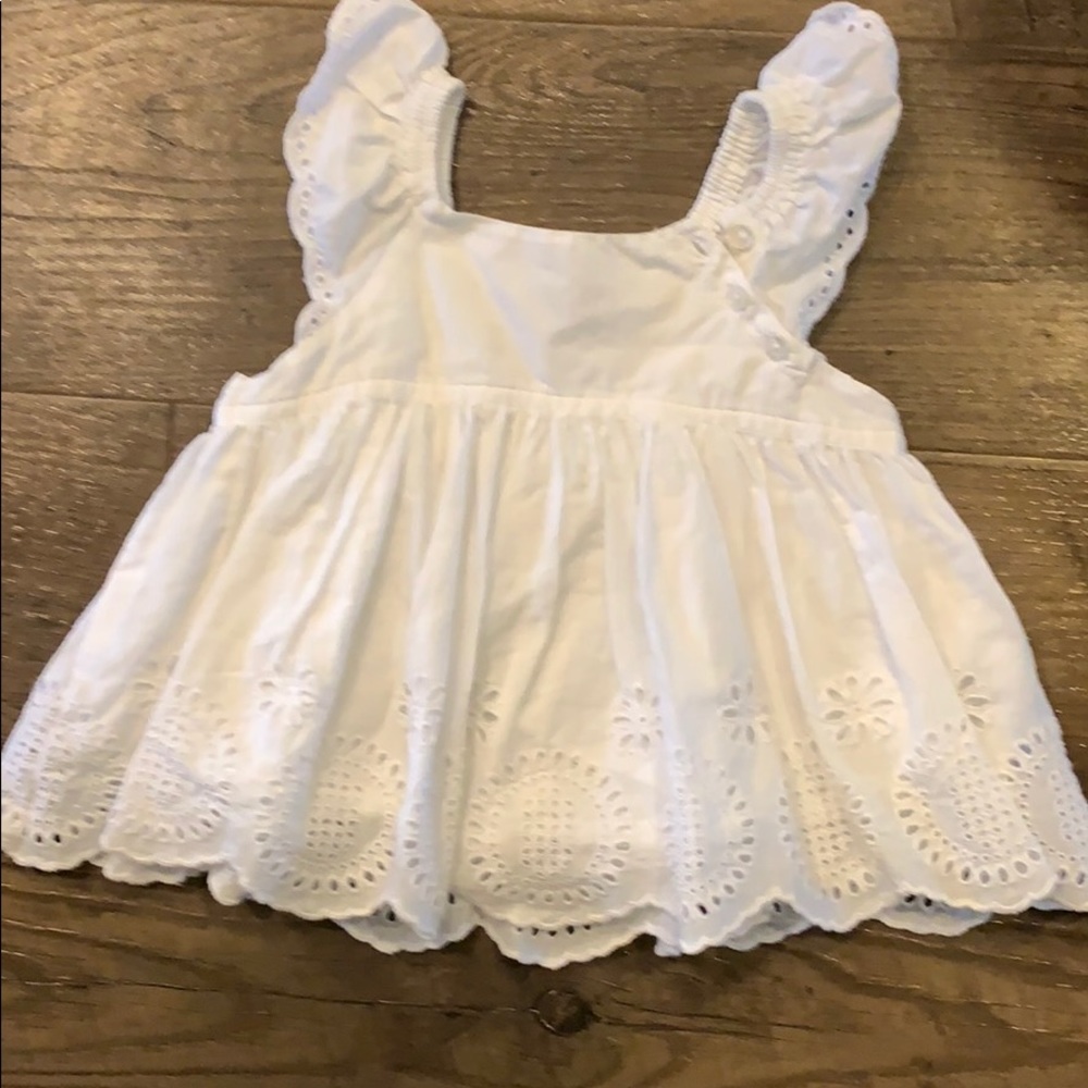 Gap eyelet top